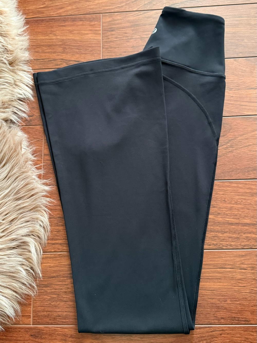 Size 6 Lululemon Groove Super-High-Rise Flared Pant *Nulu
Black 32.5” inseam